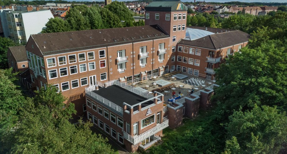 Kiel_Jugendherberge_Aussengelaende_Luftaufnahme_FF_2_neu.jpg, &copy; DJH-Landesverband Nordmark e.V.
