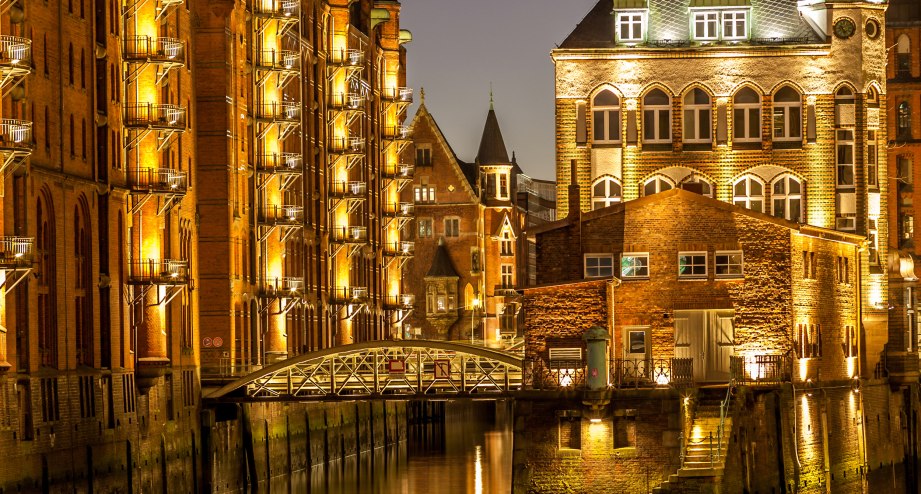Beleuchtete Speicherstadt in Hamburg - BAHNHIT.DE, &copy; getty, Foto: ThomasFluegge 
