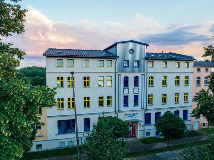&copy;djhmv_FelixG&auml;nsicke_DJH-Greifswald_Haus-Vorn.jpg, &copy; djh-mv