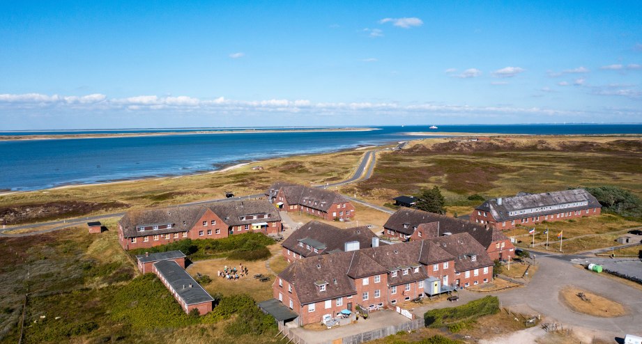 List_Nordsee_Duenen_Jugendherberge_Aussengelaende_Luftaufnahme_LBC (13).jpg, &copy; DJH-Landesverband Nordmark e.V.