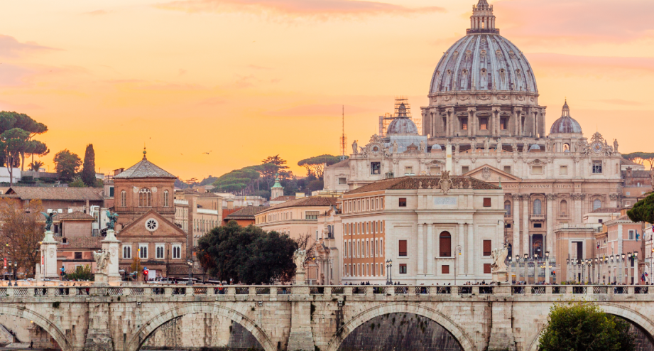 Rom Vatikan und Br&uuml;cke am Abend, &copy; GettyImages Alexander Spatari 