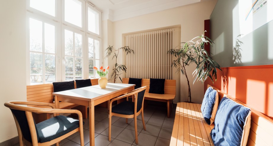 DJH-Wismar_chillout-ecke-bei-rezeption.jpg, &copy; djh-mv