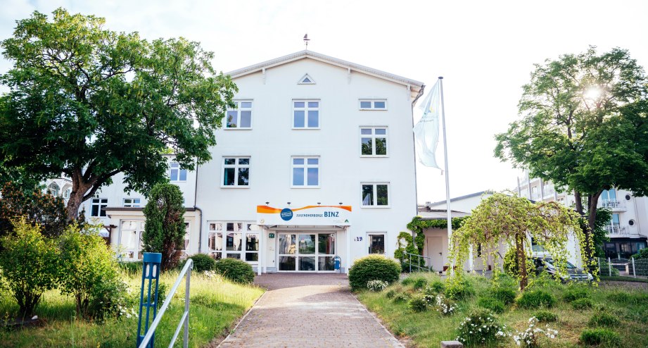 DJH-Binz_Eingangsbereich-outdoor.jpg, &copy; djh-mv