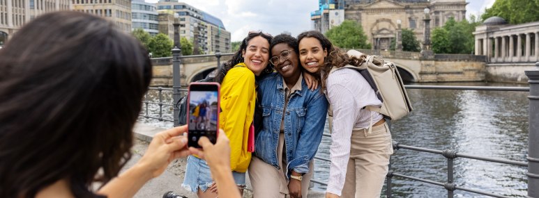 Berlin mit Sch&uuml;lern vor dem Berliner Dom, &copy; GettyImages Luis Alvarez