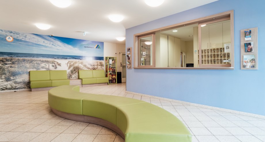 DJH-Heringsdorf-rezeption.jpg, &copy; djh-mv