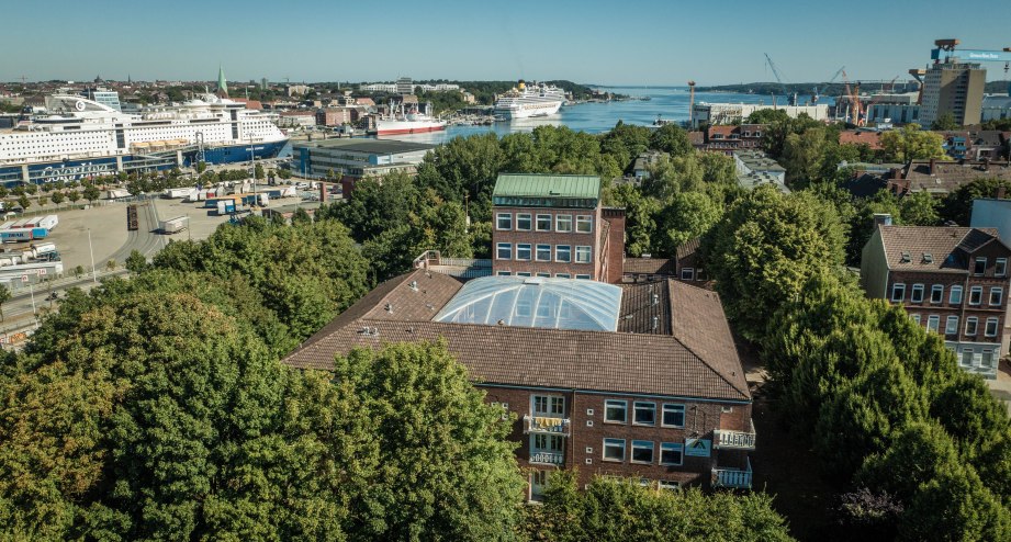 Kiel_Kieler_Foerde_Hafen_Jugendherberge_Aussengelaende_Luftaufnahme_LBC (5).jpg, &copy; DJH-Landesverband Nordmark e.V.