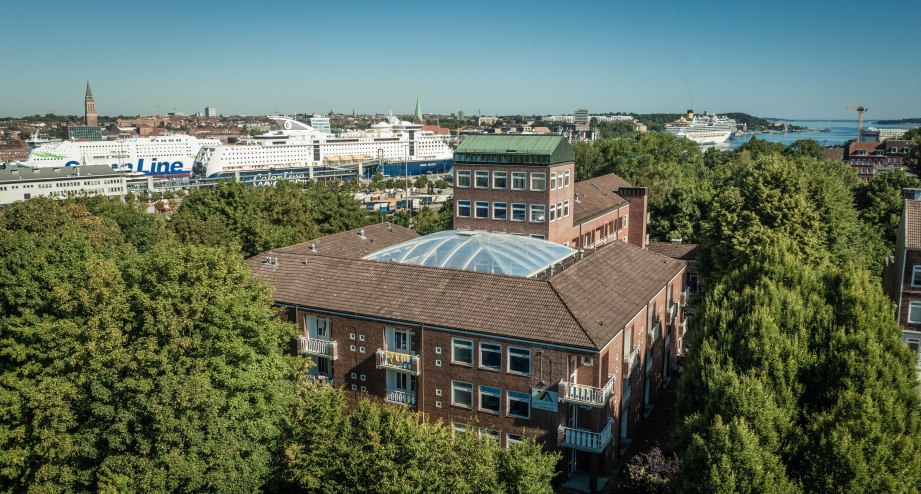 Kiel_Jugendherberge_Aussengelaende_Luftaufnahme_LBC (3).jpg, &copy; DJH-Landesverband Nordmark e.V.