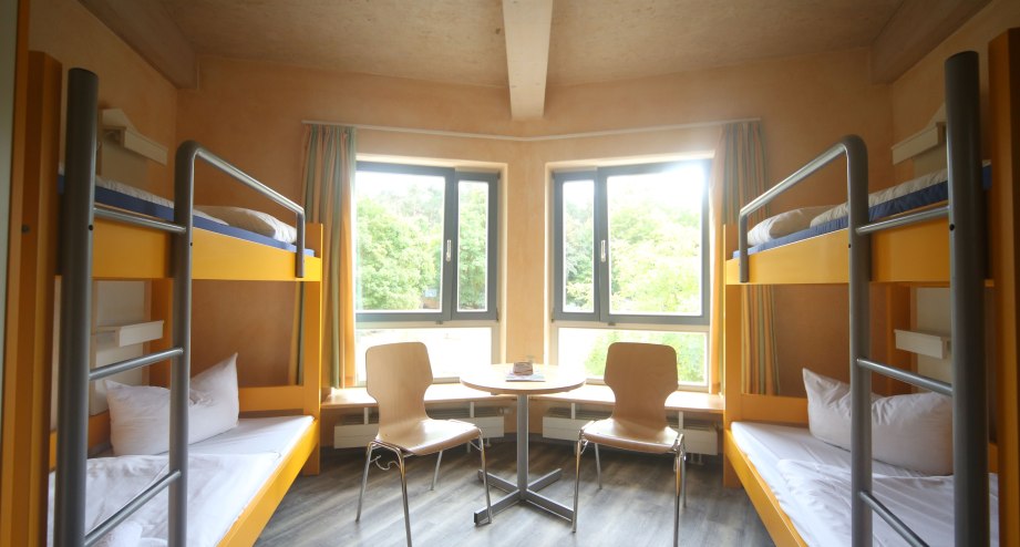 DJH-Mirow_Mehrbettzimmer-Haupthaus2.JPG, &copy; djh-mv