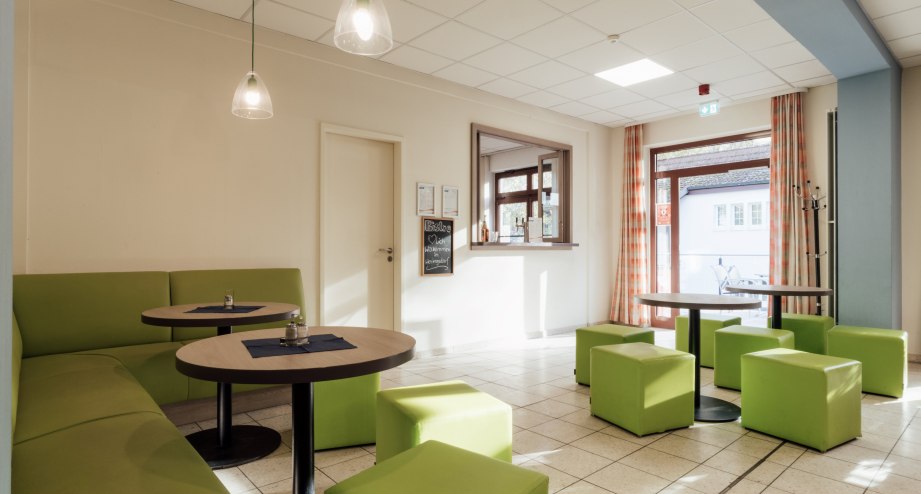 DJH-Heringsdorf_bistrotresen-im-speisesaal.jpg, &copy; djh-mv