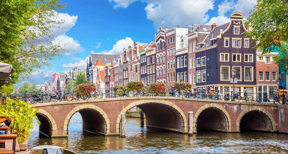 Amsterdam Bruecke blauer Himmel_GettyImages-Pavlovs.jpg, © GettyImages-Pavlovs