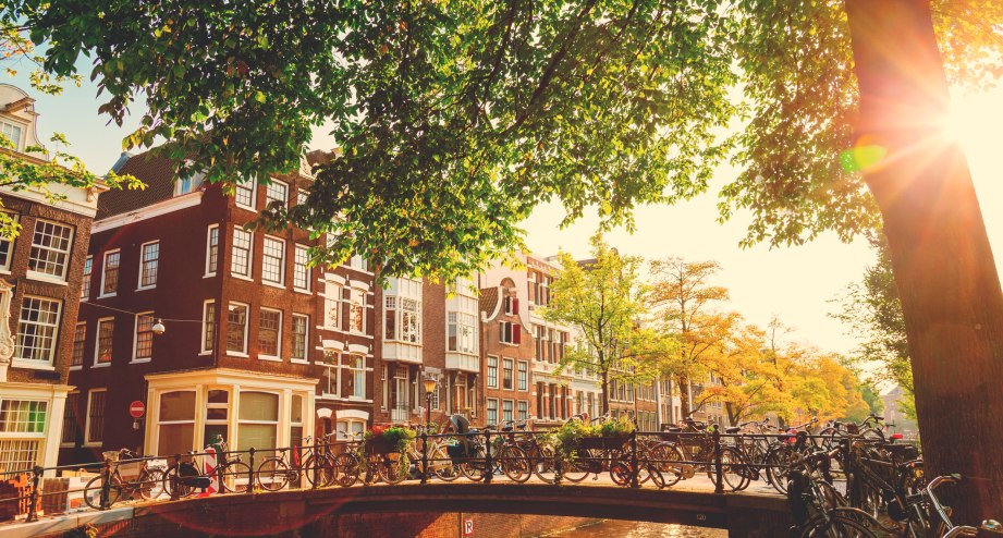 Bahnhit Amsterdam Br&uuml;cke/Gracht, &copy; gettyimages Danilovich Andrey
