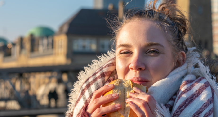  Frau vor Landungsbrücken_156697609., © GettyImages-Jens Rother_junge