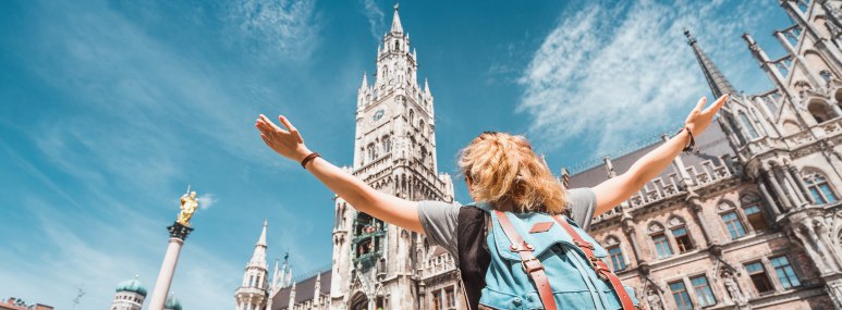 Sch&uuml;lerin am Marienplatz vor dem Rathaus in M&uuml;nchen, &copy; GettyImages frantic00