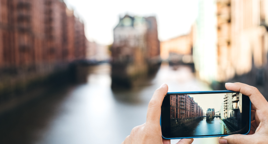 Handy Speicherstadt_1141450851, © GettyImages-urbazon_