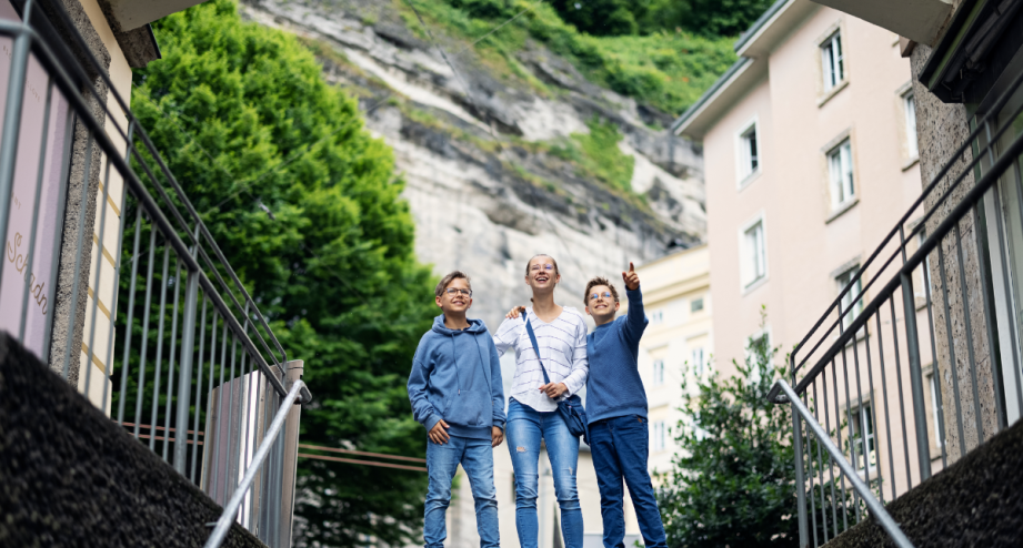 Teenager Sightseeing in Salzburg , © Getty Images Imgorthand