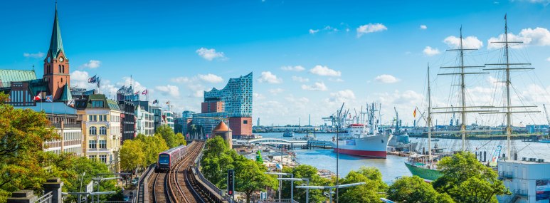 Hafenpromenade in Hamburg im Frühling - BAHNHIT.DE, © getty, Foto: fotoVoyager