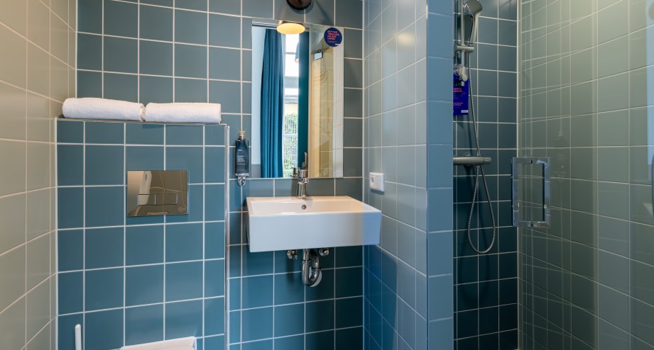 Beispielansicht Badezimmer, © Stayokay, Taco van der Werf