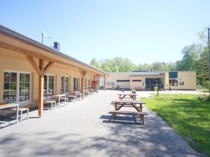 born_seminarhaus_sitzbaenke_rezeptionshaus, © djh-mv