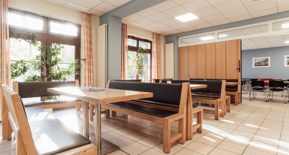 DJH-Heringsdorf-speisesaal-mit-terassenzugang.jpg, &copy; djh-mv