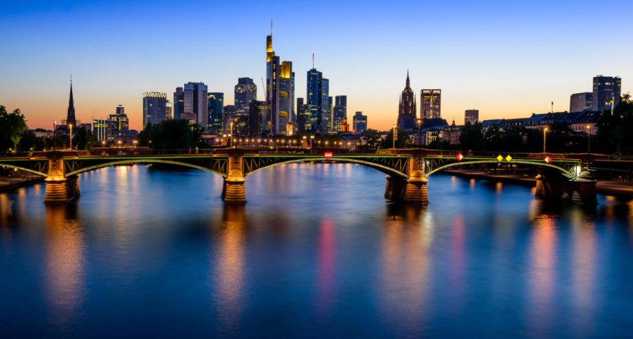 Frankfurt Brücke und Skyline Sonnenuntergang, © Thomas Schelagowski