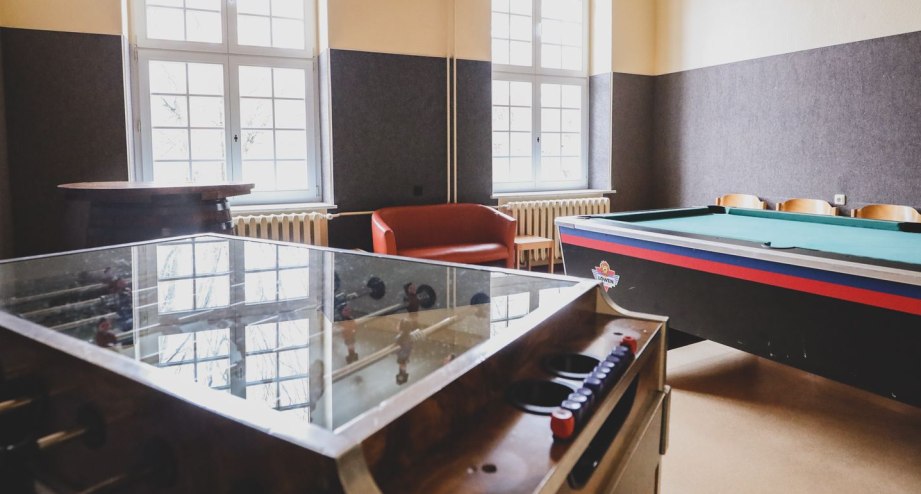 jh_burgStargard_Aufenthaltsraum_Kicker_Billard, &copy; djh-mv