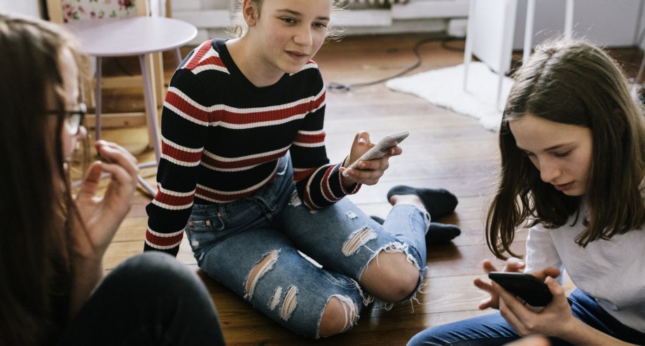 3 Teenager mit Handy_-Quicksearch, © GettyImages_Willie B. Thomas