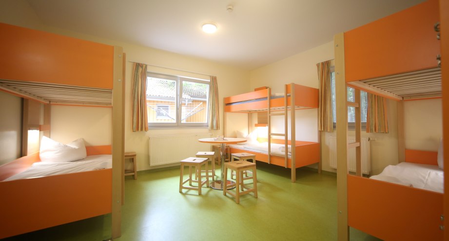 DJH-Mirow_Mehrbettzimmer-Bungalow.JPG, &copy; djh-mv
