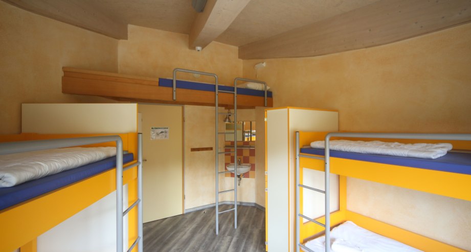 DJH-Mirow_Mehrbettzimmer-Haupthaus.JPG, &copy; djh-mv