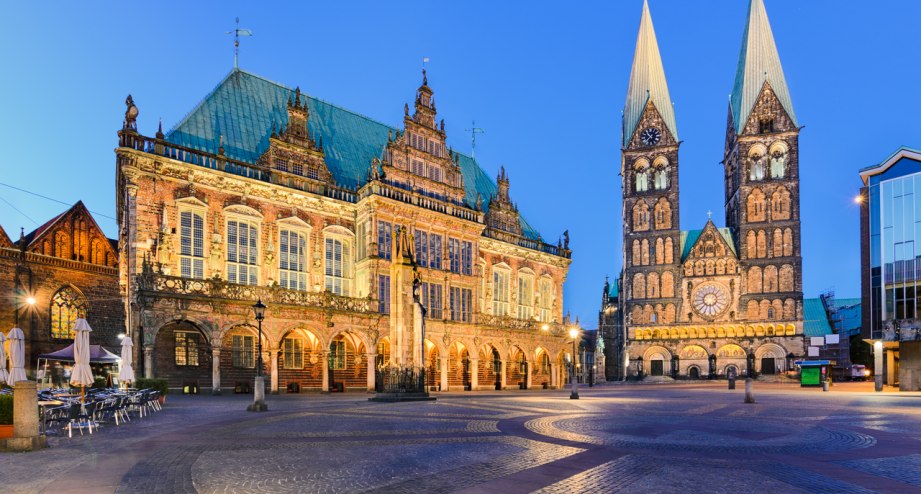 Bremer Rathaus bei Nacht, warm beleuchtet - BAHNHIT.DE, &copy; getty