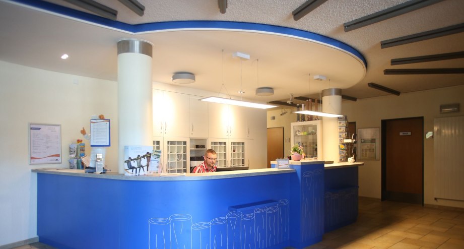 djhvm_jugendherberge_warnemuende_rezeption_300dpi.jpg, &copy; djh-mv