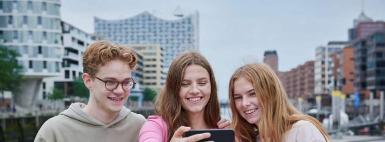 Sch&uuml;ler:innen machen Selfie in Hamburg vor der Elbphilharmonie, &copy; GettyImages Uwe Krejci