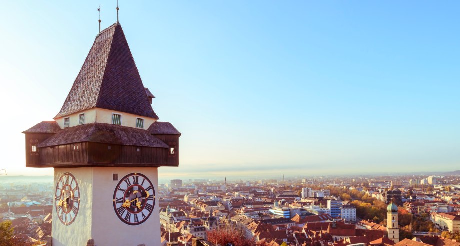 Uhrturm und Blick auf Graz - BAHNHIT.DE, © getty, Foto: redstone
