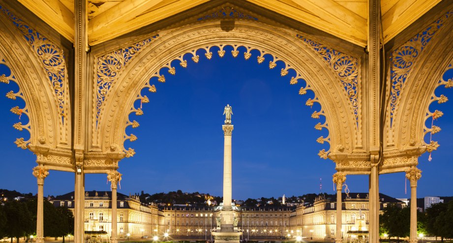 Stuttgart Schlossplatz bei Nacht, &copy; Getty Images Jorg Greuel