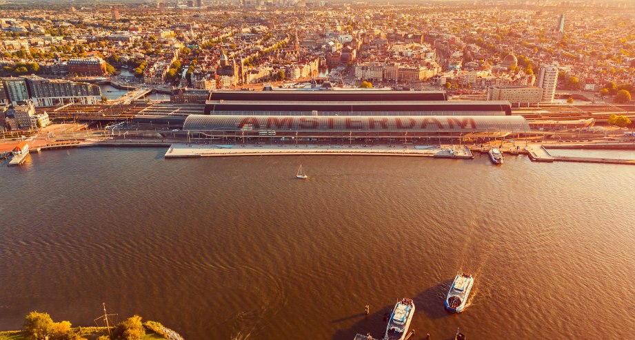 Aerial View on Amsterdam Netherlands around sunset-GettyImages-© Allard Schager.jpg, © GettyImages-© Allard Schager