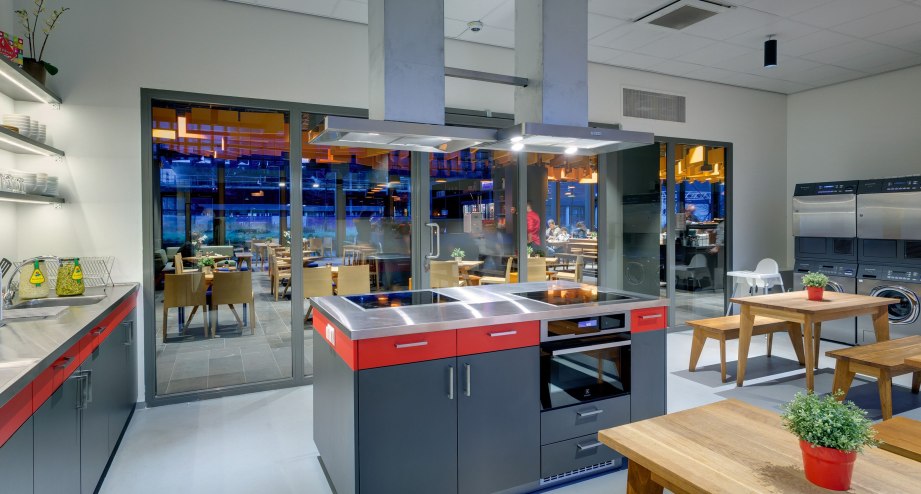 G&auml;stek&uuml;che - MEININGER Hotel Amsterdam City West, &copy; MEININGER Shared Services GmbH