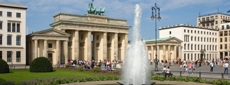 Das Brandenburger Tor und der Pariser Platz im Fr&uuml;hling mit einer sprudelnden Font&auml;ne im Vordergrund - BAHNHIT.DE, &copy; Foto: 2009 BTM/Scholvien