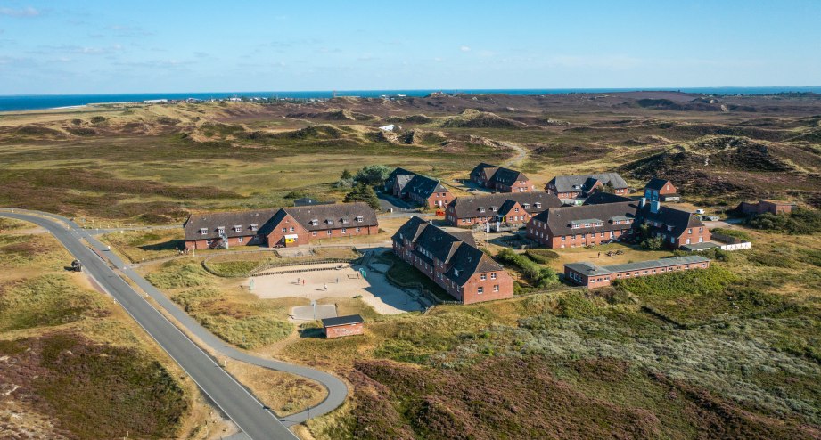 List_Nordsee_Duenen_Jugendherberge_Aussengelaende_Luftaufnahme_LBC (3).jpg, © DJH-Landesverband Nordmark e.V.