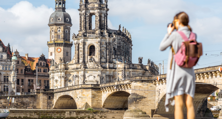 Frau fotografiert Hofkirche_819565850, © GettyImages-RossHelen