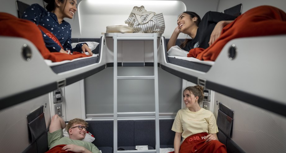 Nightjet Innenansicht Abteil mit vier Schülern, © ÖBB / Harald Eisenberger