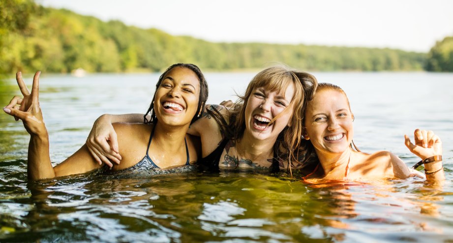 3 junge Frauen im See-Quicksearch, © GettyImages_LUIS ALVAREZ