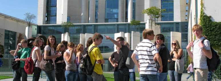Schulklasse vor dem Kanzleramt in Berlin, © visitBerlin Pierre Adenis Schulklasse vor dem Kanzleramt in Berlin, © visitBerlin Pierre Adenis