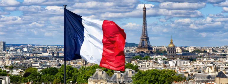 Paris Eifelturm mit franz&ouml;sischer Flagge , &copy; GettyImages_ Photo by Alessandro Grussu