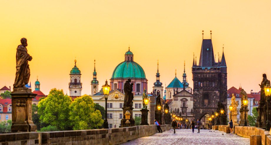 Quicksearch-PRag-Karlsbruecke-Prag-goldenen Stunde, &copy; GettyImages, Eloi Omella