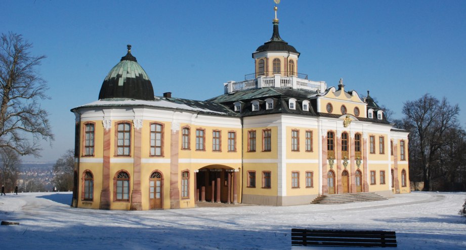 Schneebedecktes Schloss Belvedere in Weimar - BAHNHIT.DE, © getty