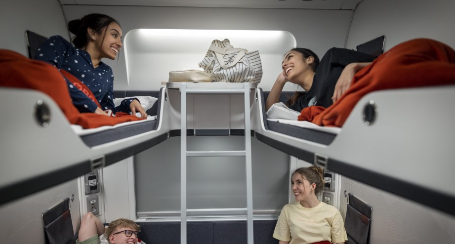 Nightjet Innenansicht Abteil mit vier Sch&uuml;lern, &copy; &Ouml;BB / Harald Eisenberger