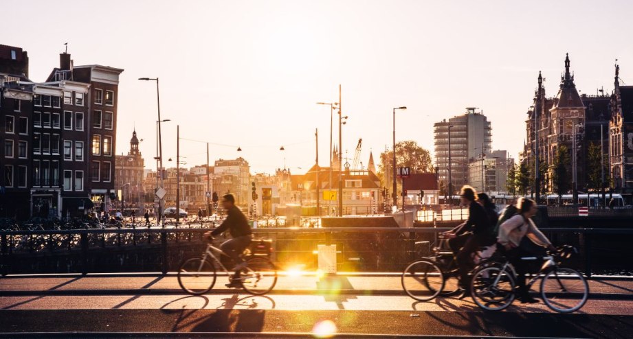 Stadtbild mit Fahrradfahrern, © GettyImages, Alexander Spatari
