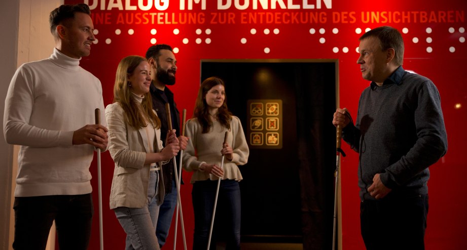 DID Gruppe steht mit dem Guide vor der Ausstellung.jpg, &copy; Dialogue Impact gGmbH