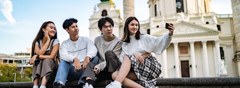 Sch&uuml;ler:innen machen Fotos in Wien , &copy; GettyImages urbazon