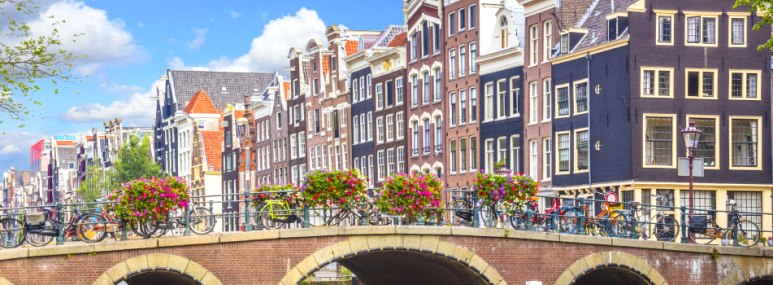Quicksearch-Amsterdam Bruecke blauer Himmel, © GettyImages, Pavlovs