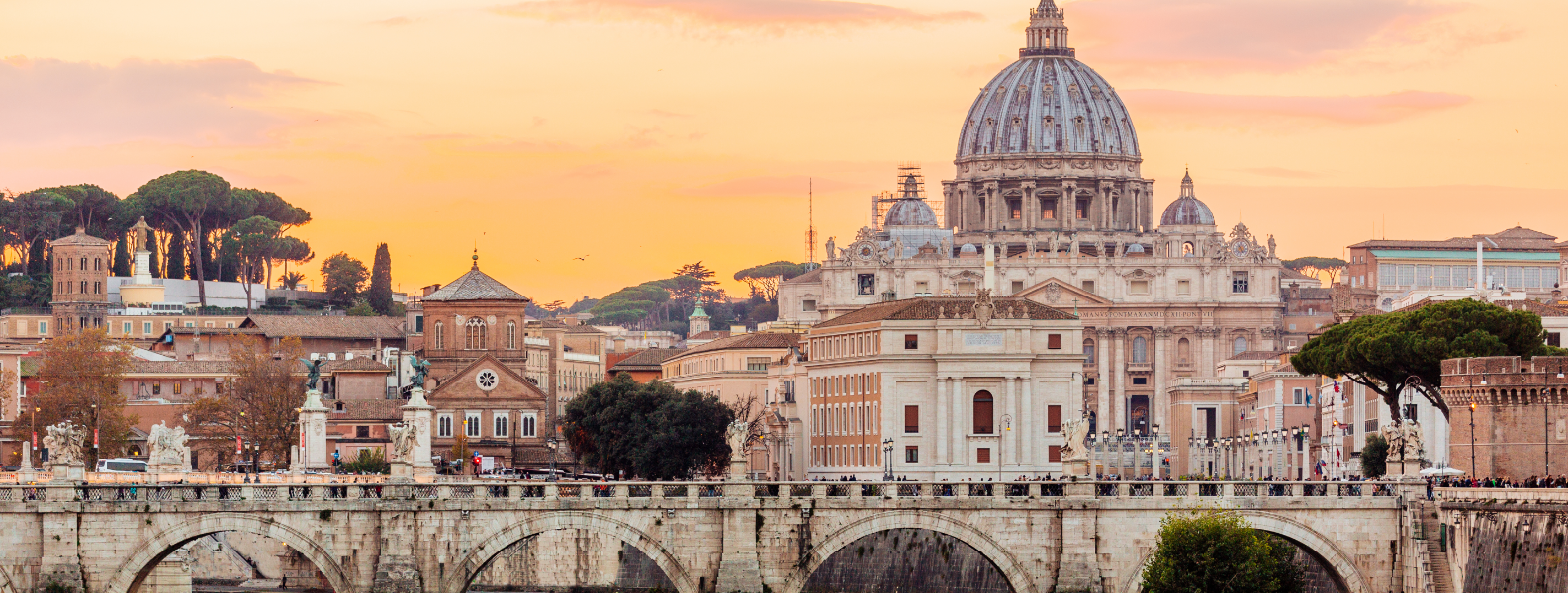Rom Vatikan und Brücke am Abend, © GettyImages Alexander Spatari Rom Vatikan und Brücke am Abend, © GettyImages Alexander Spatari